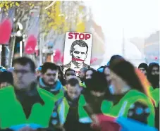  ??  ?? MANIFESTAC­IONES. Durante cuatro sábados seguidos ha habido protestas de los “chalecos amarillos” en Francia.