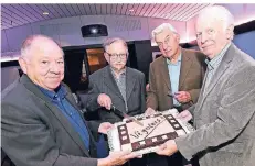  ?? RP-FOTO: KNAPPE ?? Zum Würdigung von Albert Vigoleis Thelen gab es Kuchen: Leo Fiethen (v.li.), Tim van der Grijn Santen, Vorleser Rolf Thelen und Albert Pauly.