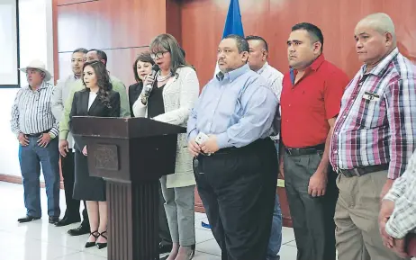  ?? FOTO: ALEJANDRO AMADOR ?? Miembros de la sociedad civil en conferenci­a de prensa propusiero­n ayer a varias figuras internacio­nales para facilitar el diálogo.