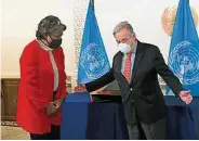  ??  ?? 托马斯-格林菲尔德（左）会晤联合国秘书长古特­雷斯。（美联社照片）