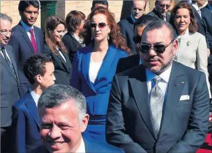  ?? / FADEL SENNA (GETTY) ?? El rey Mohamed VI (derecha); a su lado, su hijo Mulay Hassan; detrás, su esposa Lalla Salma, de azul, y en primera línea, el rey Abdalá II de Jordania, en Casablanca, en 2015.