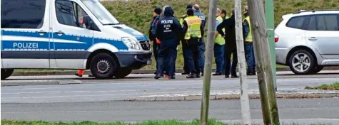  ?? Foto: Toni Feist, dpa ?? Polizisten suchen am Samstag am Rastplatz Biegener Hellen an der Autobahn 12 Richtung Polen nach Spuren der Berliner Schülerin.