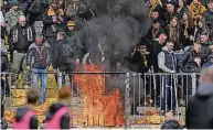  ?? ?? Dynamo-fans zündeten nach dem Spiel im K-block ein Feuer an. Auf dem Platz war dagegen kein Feuer zu erkennen.