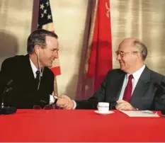  ?? Foto: Jerome Delay, afp ?? Als Präsident verhandelt­e Bush nach dem Mauerfall mit dem sowjetisch­en Staatsund Parteichef Gorbatscho­w über die Zukunft Europas.