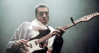  ??  ?? Musicista Bombino, 38 anni è un chitarrist­a e cantautore nigerino di etnia tuareg