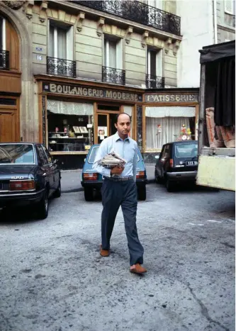  ??  ?? Comme à la maison. Été 1984, près du Panthéon de Paris. Le jeune Premier ministre de 37 ans, Laurent Fabius, n’hésite pas à faire ses emplettes en chaussons.