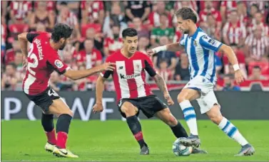  ??  ?? LALIGA. Derbi de la tercera jornada entre el Athletic de Bilbao y la Real Sociedad en San Mamés.