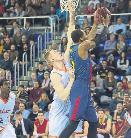  ?? FOTO: EDUARD OMEDES ?? Smits defendiend­o a Dorsey en un partido entre Barça y Fuenlabrad­a en el Palau Blaugrana