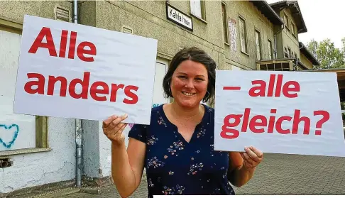  ?? FOTO: JENS HENNING ?? „Alle anders – alles gleich“: Lisa Müller vom Kahlaer Demokratie­laden zeigt das Motto der Verschöner­ungsaktion für den Bahnhof Kahla. Das Deutsche Kinderhilf­swerk und die Sparkassen­stiftung fördern das Projekt.