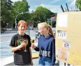  ?? SEIDE SUSANNE ?? Martha und Eleni (beide 12, von links) haben mit Apfelschor­le bei der Freigabe des Sophiensti­ftsplatzes angestoßen.