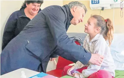  ?? Presidenci­a ?? El Presidente visitó ayer el Hospital de Niños de Tandil