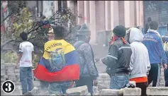  ??  ?? 3. Con piedras crearon barricadas para impedir el paso en las calles.
3