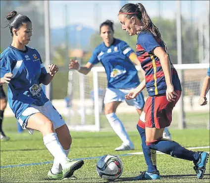  ?? FOTO: MANEL MONTILLA ?? El Barça femenino logró una victoria importante para seguir arriba ante un rival inferior gracias a los goles de Bárbara y Alexia