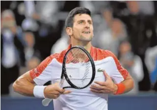  ?? AFP ?? Djokovic celebra su triunfo ante Zverev en semifinale­s