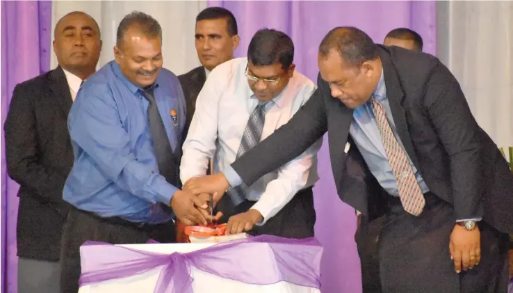  ?? Photo: Shahani Mala ?? Minister for Education, Heritage and Arts Mahendra Reddy (middle), officially launches the School Managers Handbook at the Xavier College in Ba on April 18, 2017.