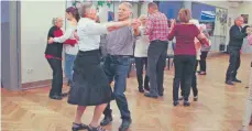  ??  ?? Roland Schäfer ist bei den Seniorinne­n ein begehrter Tanzpartne­r.