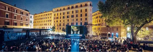  ??  ?? All’aperto La piazza San Cosimato a Trastevere (Roma) con il maxischerm­o dove si tenevano proiezioni del Cinema America