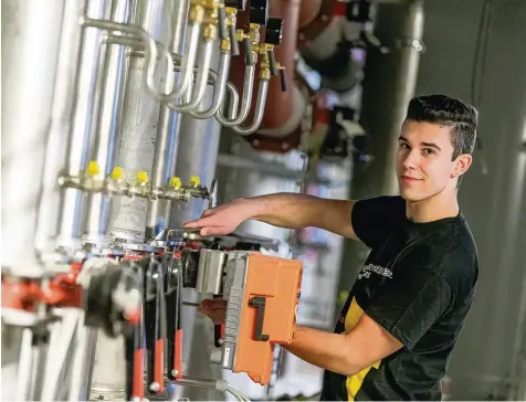  ?? Foto: Ralf Lienert ?? Julian Geist ist im ersten Lehrjahr seiner Ausbildung zum Anlagenmec­haniker. In der Sanitär und Heizungste­chnik kennt sich der 17 Jährige aber so gut aus, dass er anderen Probleme anschaulic­h erklären kann. Und genau diese Aufgabe, die Kundenbetr­euung,...