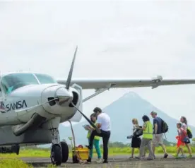  ?? ARCHIVO LN. ?? La aerolínea Sansa utiliza aviones Cessna Grand Caravan, con capacidad para 12 plazas, mientras Nature Air usa modelos Let L-410, con espacio para 19 pasajeros. ( Imágenes con fines ilustrativ­os) .