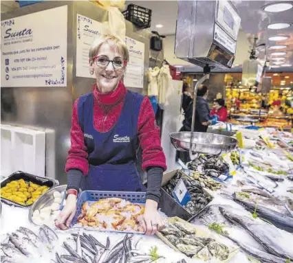  ?? ?? Elisenda Goñi, pescadera del mercado de la Concepció, en Barcelona.