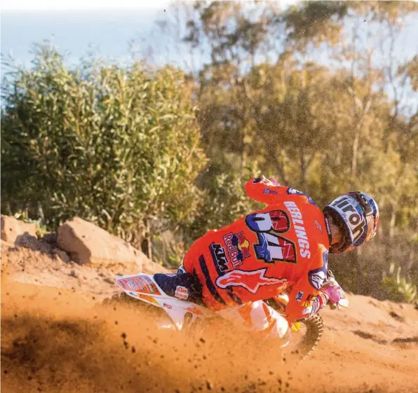  ??  ?? Infatigabl­e à l’entraîneme­nt, Jeffrey Herlings l’est également quand il s’agit de mettre un coup de boost en fin de manche. Et il a l’avantage de récupérer très vite…