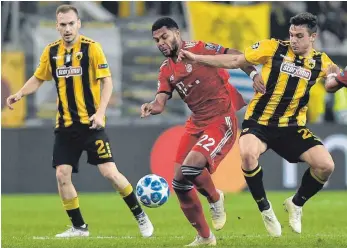  ?? FOTO: AFP ?? Zweien entwischt: Serge Gnabry (Mitte) hat auch in Athen Werbung in eigener Sache gemacht; hier haben Kostas Galanopoul­os (rechts) und Michalis Bakakis (links) das Nachsehen.