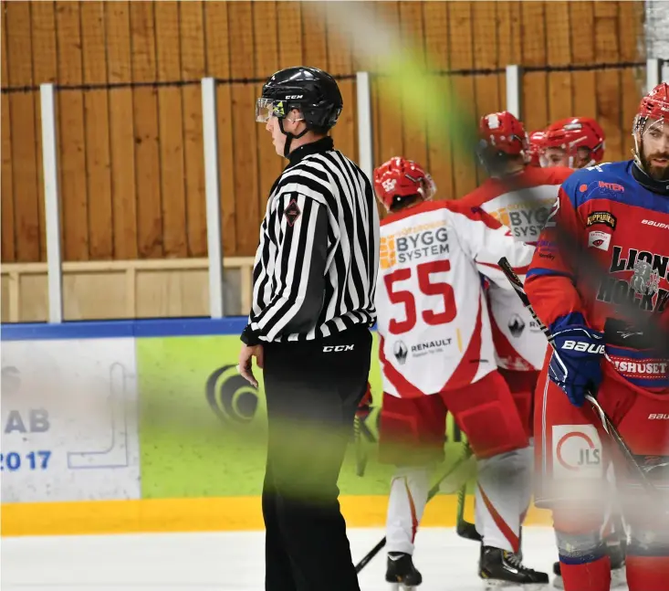  ??  ?? Hisingen visade Lions vad som krävs för att spela i division 2. Bortalaget spelade skickligt och vann rättvist på Lionshov med 8–3.