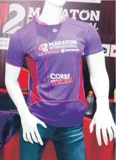  ??  ?? HERMOSA. El diseño de la camiseta de la 42 Maratón de Diario LA PRENSA ha despertado el interés de los corredores.