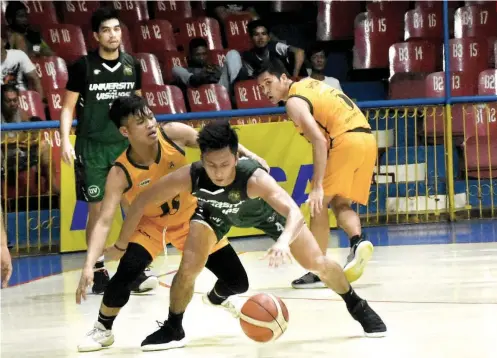  ?? SUNSTAR FOTO/RUEL ROSELLO ?? ALLAROUND.Rey Suerte defends the ball against two USC Warriors. Suerte hit back-to-back threes in the final minute to lift the UV Green Lancers over the 2015 champion USC.