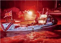  ?? AFP ?? Lee Spencer holds a red flare and his prosthesis as he arrives in Cayenne, French Guiana, early on Monday. —