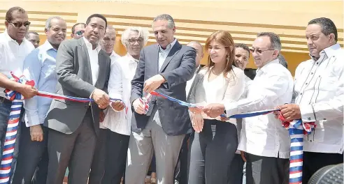  ?? EDWARD ROUSTAND ?? José Ramón Peralta y Nicolás Calderón encabezan la inauguraci­ón del comedor.