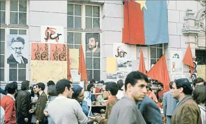  ?? KEYSTONE-FRANCE / GETTY ?? Estudiante­s durante la ocupación de la Sorbona en Mayo del 68 en París