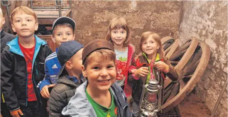  ?? FOTO: FRANZ LIESCH ?? Mit einer Öllampe in der Hand stiegen die Kinder hinab in den einstigen Eiskeller des Gasthauses Krone.