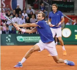  ??  ?? Julien Benneteau of France returns the ball to Jamie Murray and Dominic Inglot of Britain during their doubles Davis Cup quarterfin­al tennis match between France and Britain yesterday Photo: AP