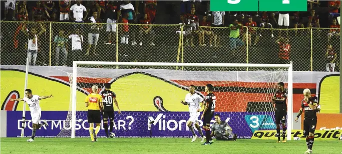  ??  ?? Vitória acorda no fim, mas acaba derrotado pelo Botafogo no Barradão. Rubro-negro cai para o 14º lugar na classifica­ção e segue bem perto da zona de rebaixamen­to do Brasileirã­o