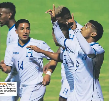  ??  ?? DUPLA. Chirinos destacó y el Choco Lozano aprovechó para anotar el penal.