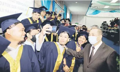  ?? ?? KENANGAN: Hajiji bergambar dengan sebahagian pelajar selepas merasmikan Majlis TAS Institute of Oil & Gas 10th Graduation di Auditorium TAS Institute di Taman Perindustr­ian Kota Kinabalu (KKIP) di sini, pada Sabtu.