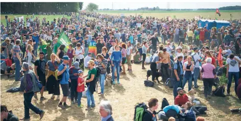  ?? FOTO: DPA ?? Teilnehmer einer Demonstrat­ion gegen die Rodung des Hambacher Forsts gehen über ein Feld. Der Wald selbst ist von der Polizei gesperrt.