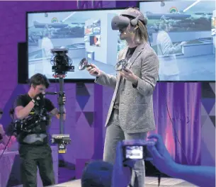  ?? AP ?? Microsoft Corp technical fellow Alex Kipman demonstrat­es an HMD Odyssey virtual reality headset during a media conference in San Francisco on Tuesday.