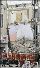  ??  ?? Rue d’Aubagne, lundi soir, au moins sept habitants étaient « recensés manquants », selon le président de la région.