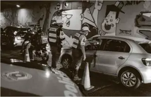  ?? Eduardo Anizelli/ Folhapress ?? Policial militar orienta motoristas durante blitz da Lei Seca no túnel de acesso à avenida Rebouças (centro); flexibiliz­ação aumenta relaxament­o