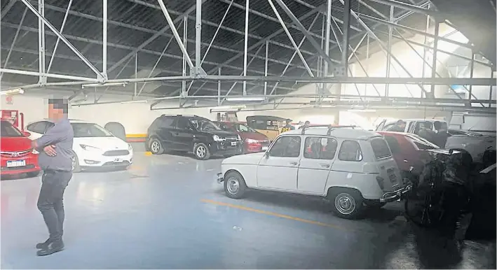 ??  ?? Allanamien­to. El garaje que estaba conectado a la oficina blindada donde encontraro­n una flota de autos vinculada a Daniel Muñoz. Había vehículos antiguos y de lujo.