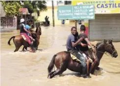  ??  ?? Incomunica­das. Varias poblacione­s de la provincia Duarte continúan inundadas por las crecidas de los ríos Jaya y Yuna.