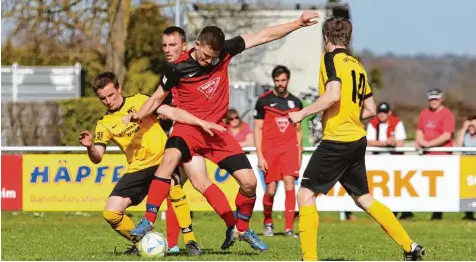  ?? Foto: Andreas Lenuweit ?? Mit Haken und Ösen wurde beim Derby zwischen dem FC Rammingen und dem TSV Markt Wald um jeden Zentimeter gekämpft. Am Ende stand ein Unentschie­den, das von den Teams zwar durchaus als „leistungsg­erecht“beurteilt wurde. Mehr Freude über das Ergebnis kam...