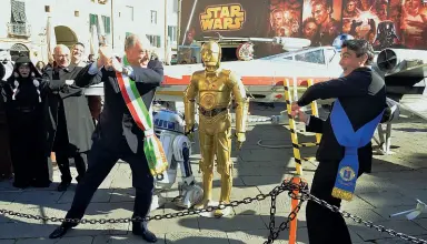  ??  ?? Lucca Comics Duello a colpi di spada laser tra il sindaco Tambellini e l’allora presidente della Provincia Baccelli