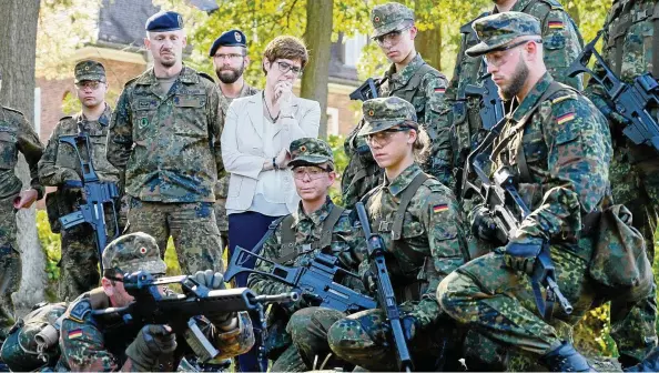  ?? FOTO: DPA PA ?? Annegret Kramp-karrenbaue­r beim Truppenbes­uch: Nach ersten Visiten im Inland (hier in Celle) steht an diesem Montag der erste Besuch bei den Soldaten im Einsatz an.