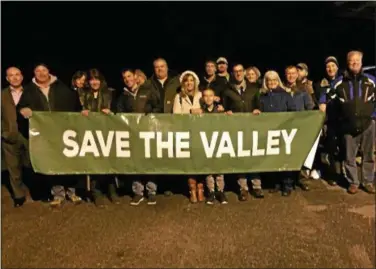  ?? LESLIE KROWCHENKO — DIGITAL FIRST MEDIA ?? Concord residents displayed a “Save the Valley” sign prior to the township planning commission meeting to consider Concord Ventures.