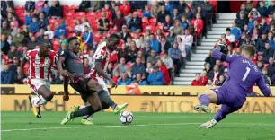  ?? Reuters ?? Arsenal’s Danny Welbeck in tussle with Stoke City’s Mame Biram Diouf (centre), Kurt Zouma (left) and Jack Butland. —