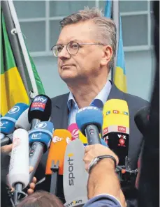  ?? FOTO: AFP ?? Öffentlich spricht Reinhard Grindel, anders als sonst, derzeit nicht.