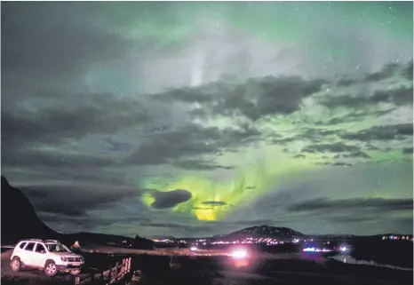  ?? FOTOS: MICHAEL SCHEYER ?? Keine Selbstvers­tändlichke­it: Nach vielen wolkenverh­angenen Nächten reißt der Himmel plötzlich auf und ein Polarlicht zeigt sich.